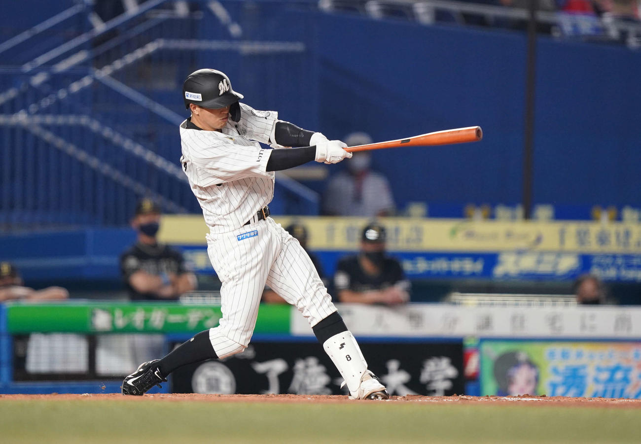 ロッテ対オリックス　5回裏ロッテ無死、左越えソロ本塁打を放つ中村奨（撮影・鈴木みどり）
