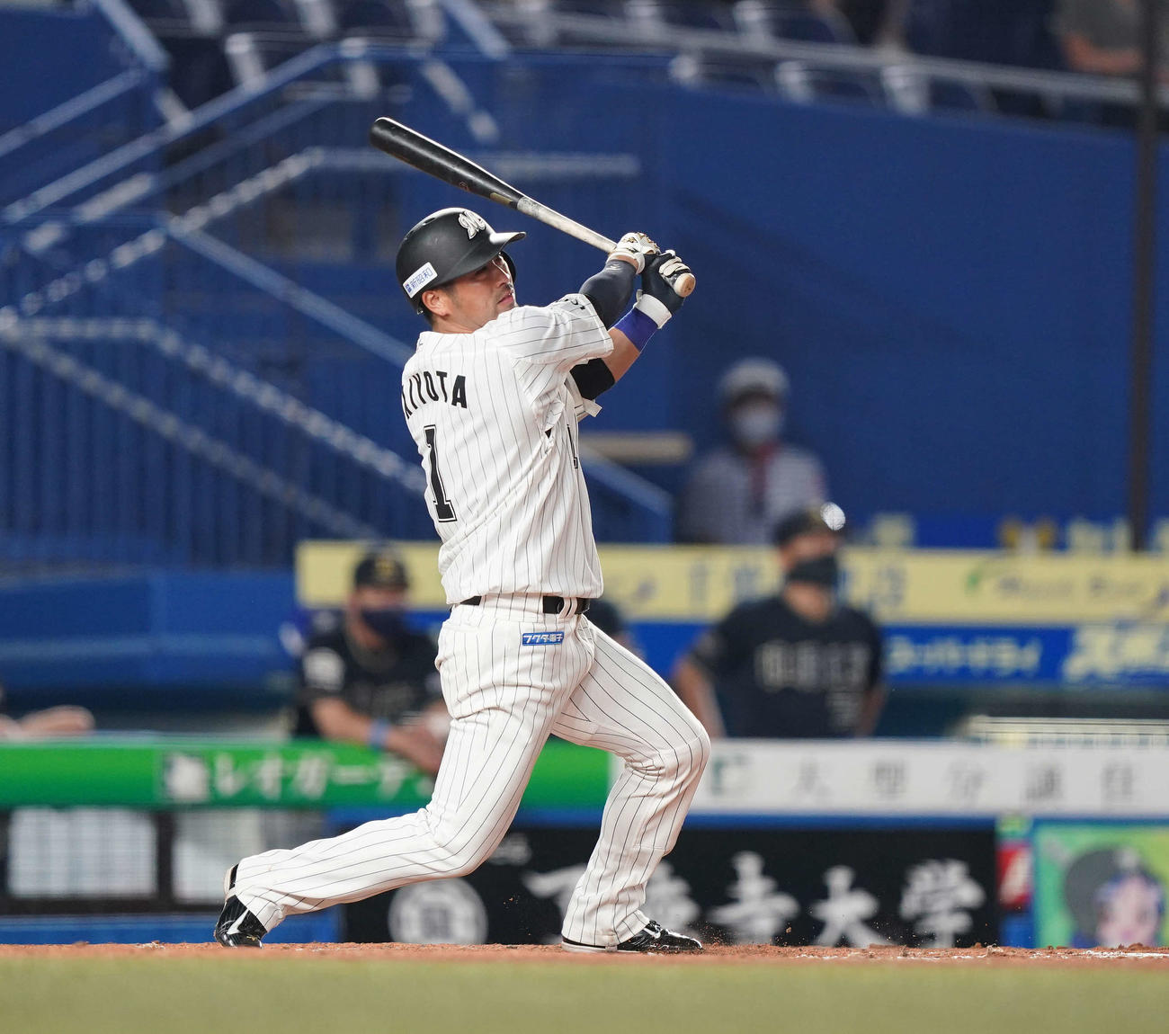 ロッテ対オリックス　5回裏ロッテ1死、右中間にソロ本塁打を放つ清田（撮影・鈴木みどり）