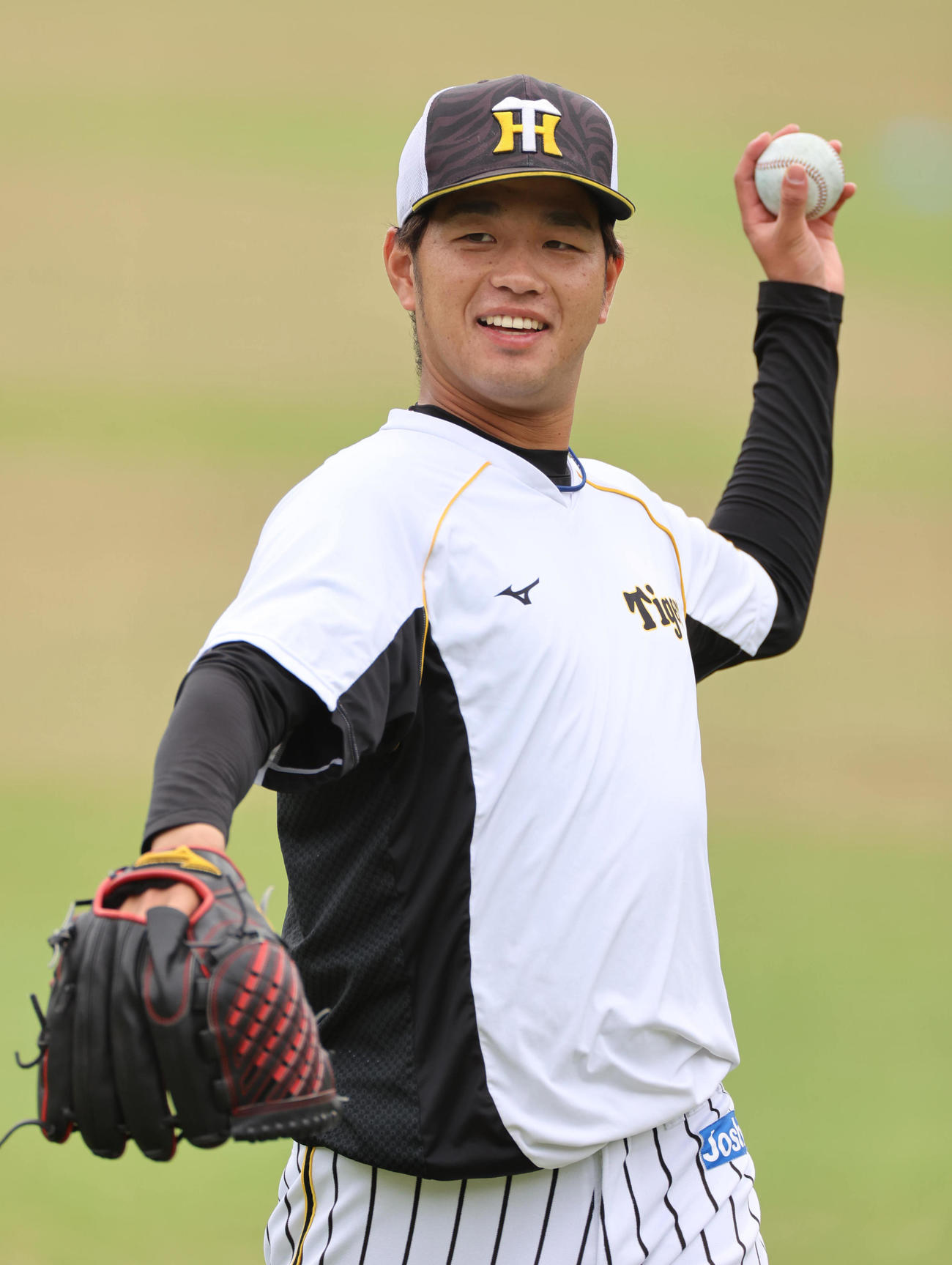 キャッチボールを行う高橋遥人（撮影・清水貴仁）