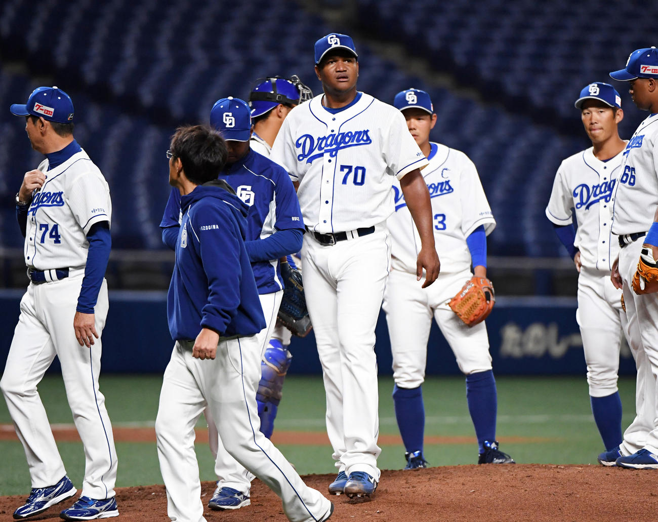 2月29日、広島とのオープン戦で異変を訴える中日ロメロ（中央）