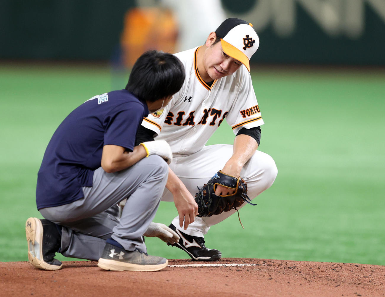 13日の試合前練習で、東京ドームのマウンドをスタッフと確認する菅野（20年9月13日）