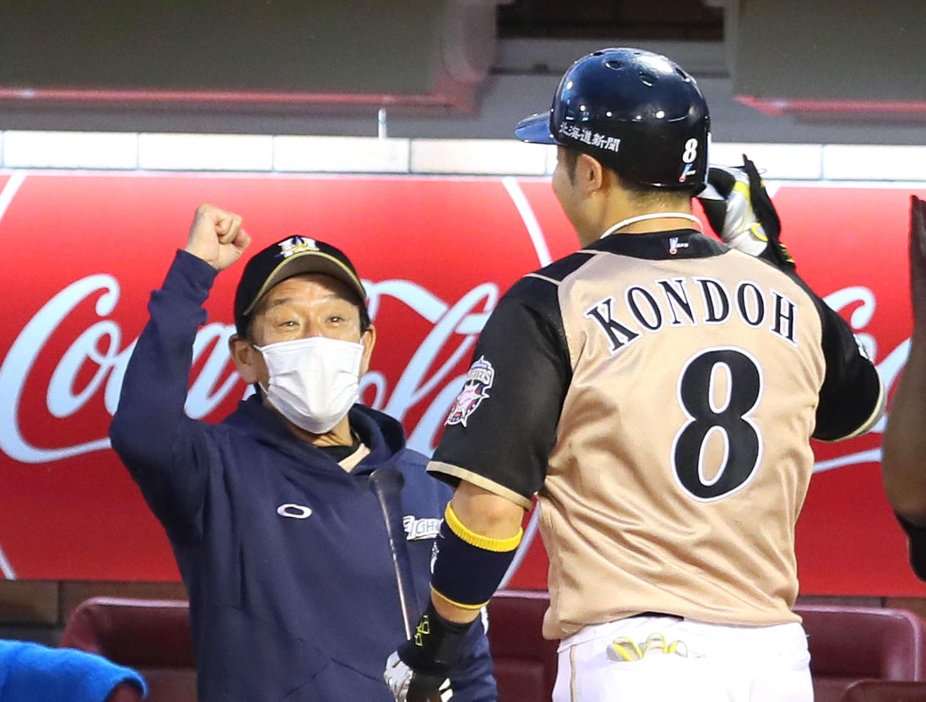 楽天対日本ハム　4回表日本ハム1死、近藤（右）は左越え本塁打を放ち栗山監督にガッツポーズで迎えられる（撮影・足立雅史）