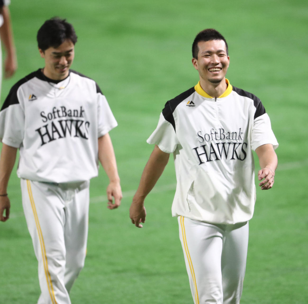 練習前に笑顔を見せる千賀、左は和田（撮影・梅根麻紀）
