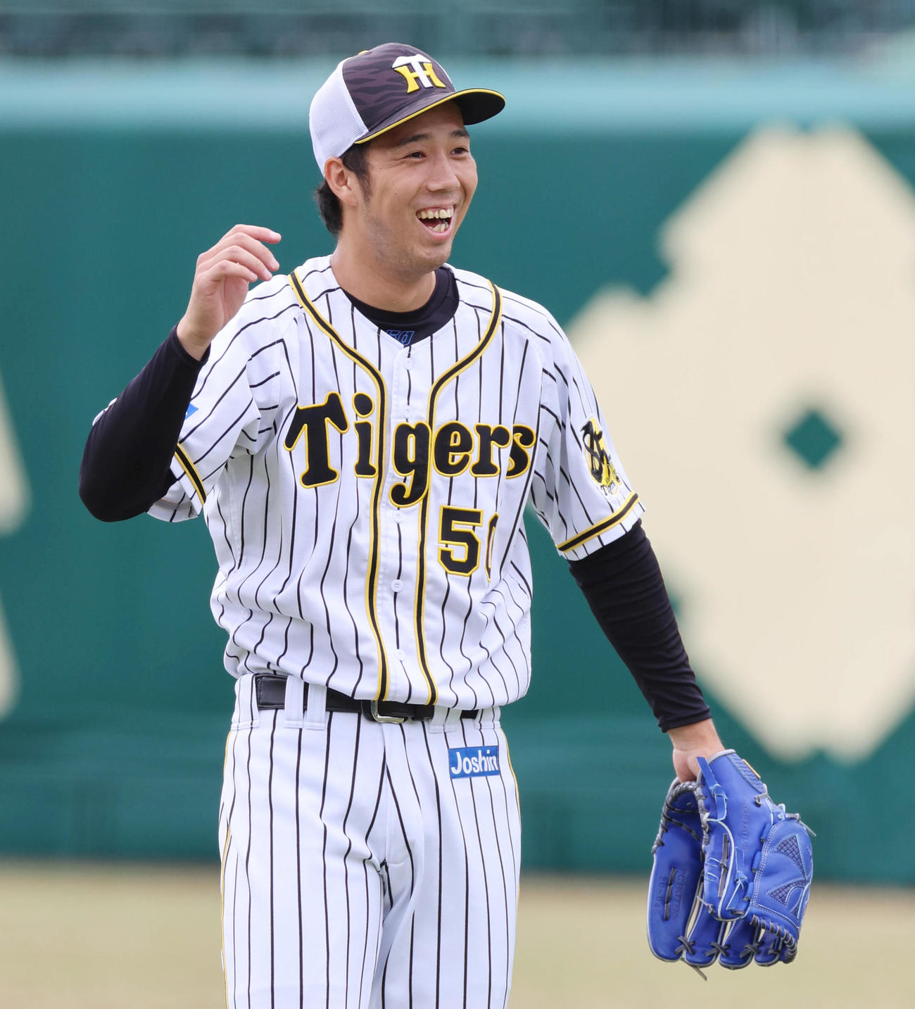 笑顔を見せながらキャッチボールを行う青柳（撮影・清水貴仁）