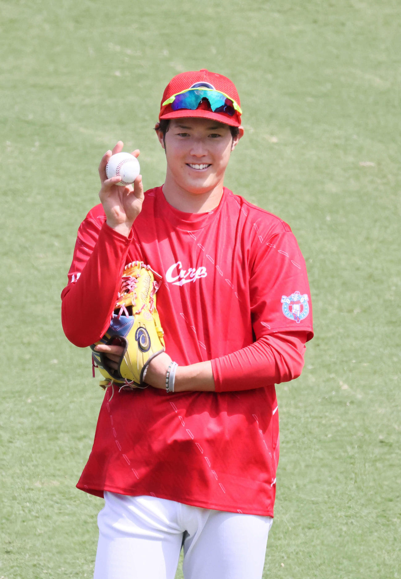 練習中に笑顔を見せる広島森下（撮影・加藤孝規）