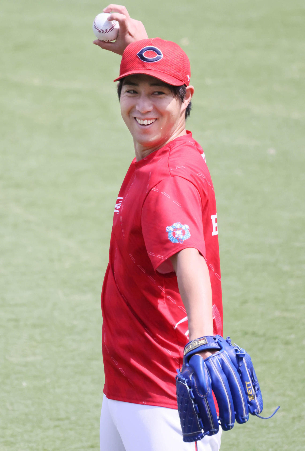 笑顔でキャッチボールする野村（撮影・加藤孝規）