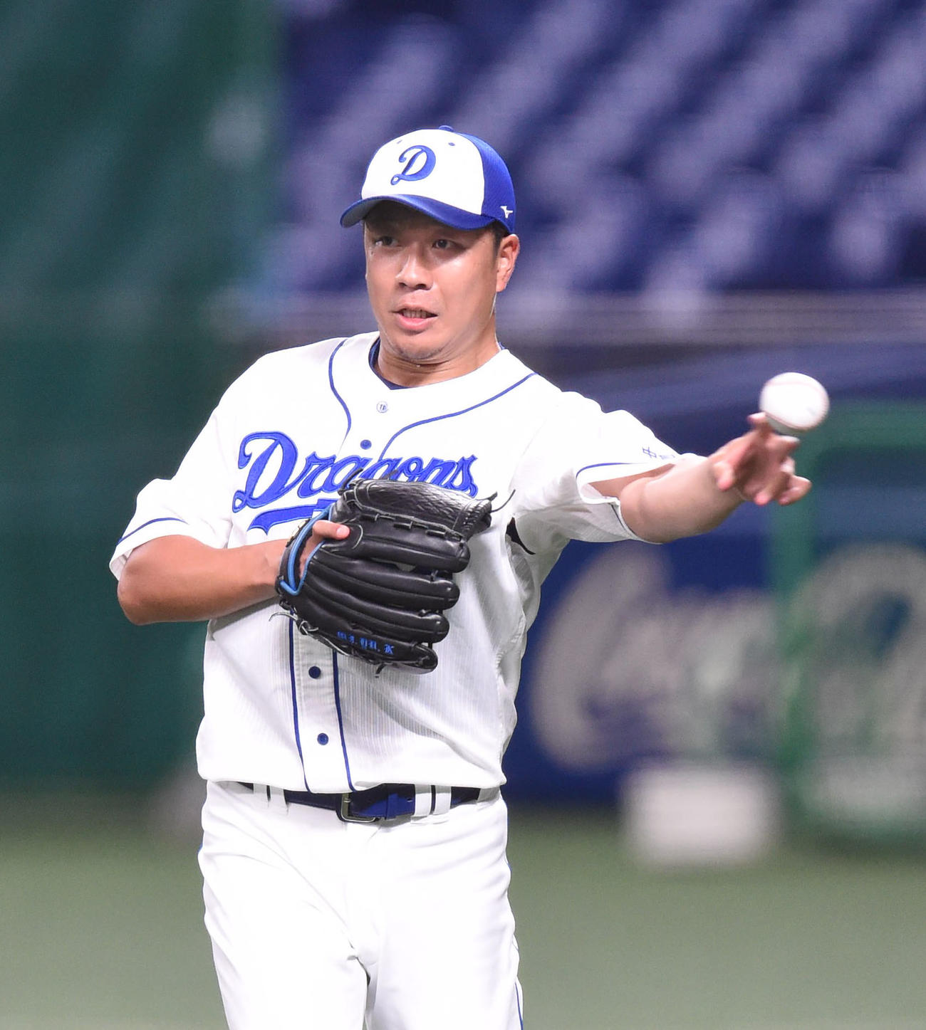 ノックを受ける中日大野雄大（撮影・森本幸一）