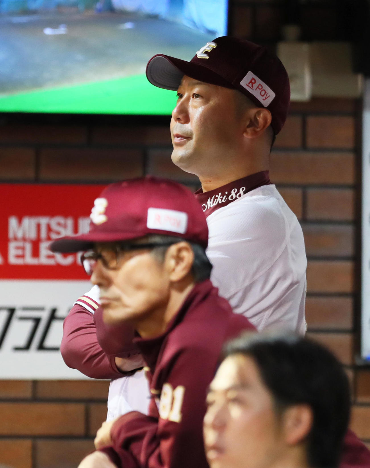 楽天対日本ハム　戦況を見つめる楽天三木監督（撮影・足立雅史）