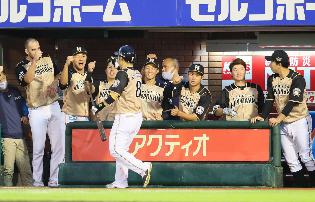 楽天対日本ハム　4回表日本ハム1死、近藤（手前中央）は左越え本塁打を放ちナインに迎えられる（撮影・足立雅史）