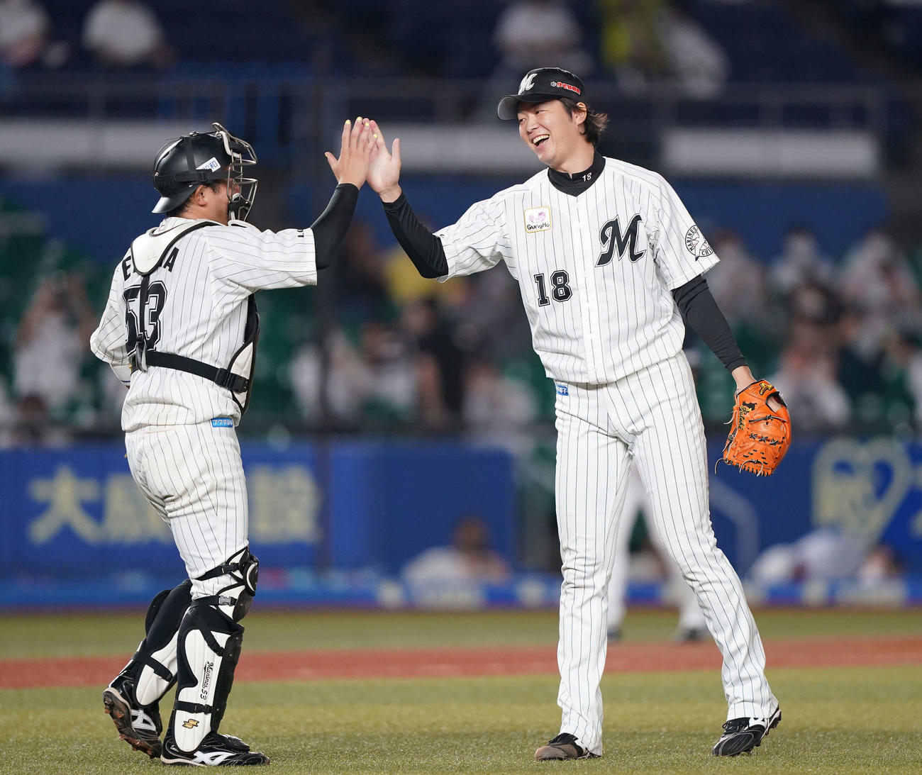 ロッテ対オリックス　完封勝利のロッテ二木（右）は江村と笑顔でハイタッチ（撮影・鈴木みどり）