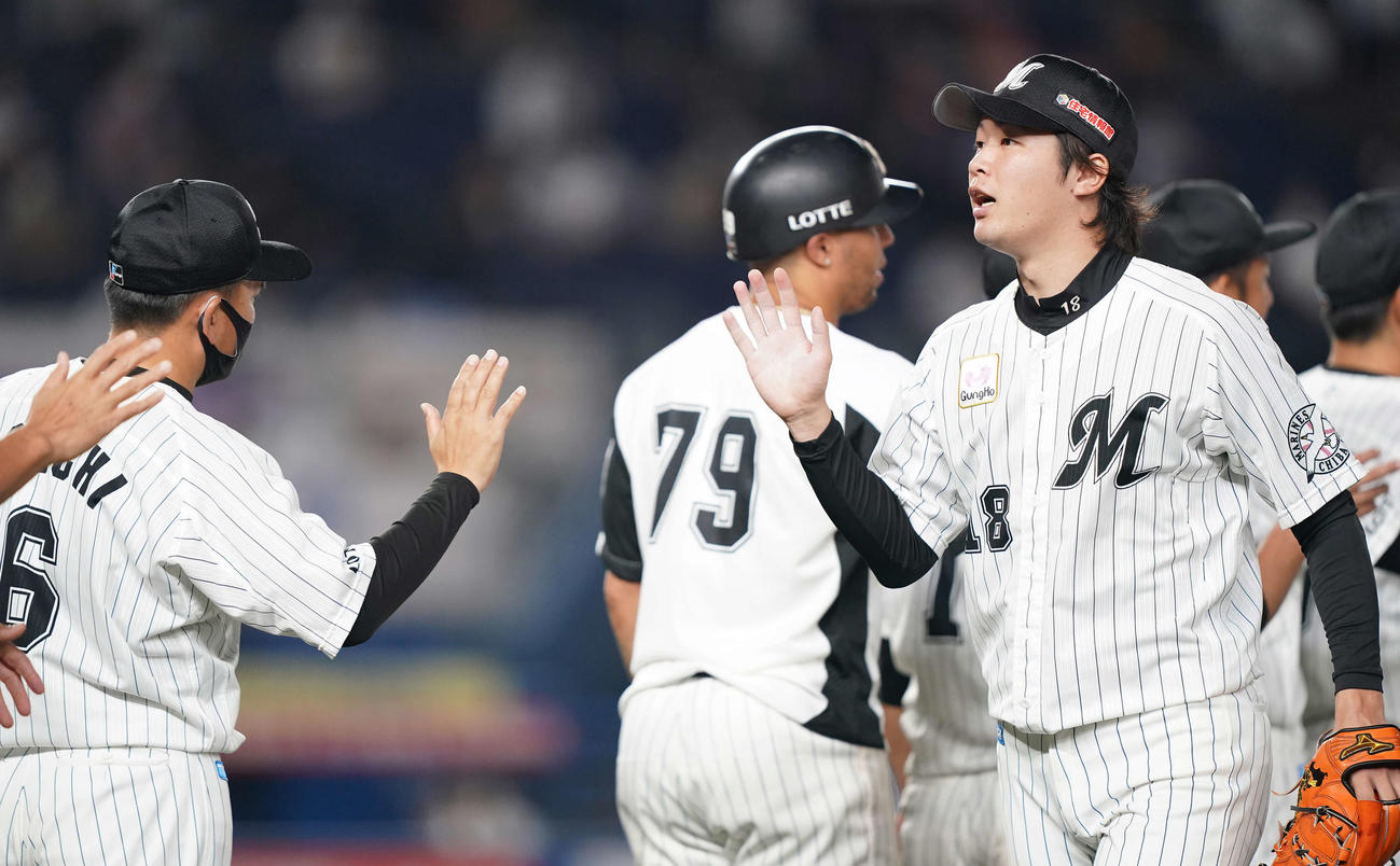 ロッテ対オリックス　完封勝利のロッテ二木（右）は井口監督（左）とエアハイタッチ（撮影・鈴木みどり）