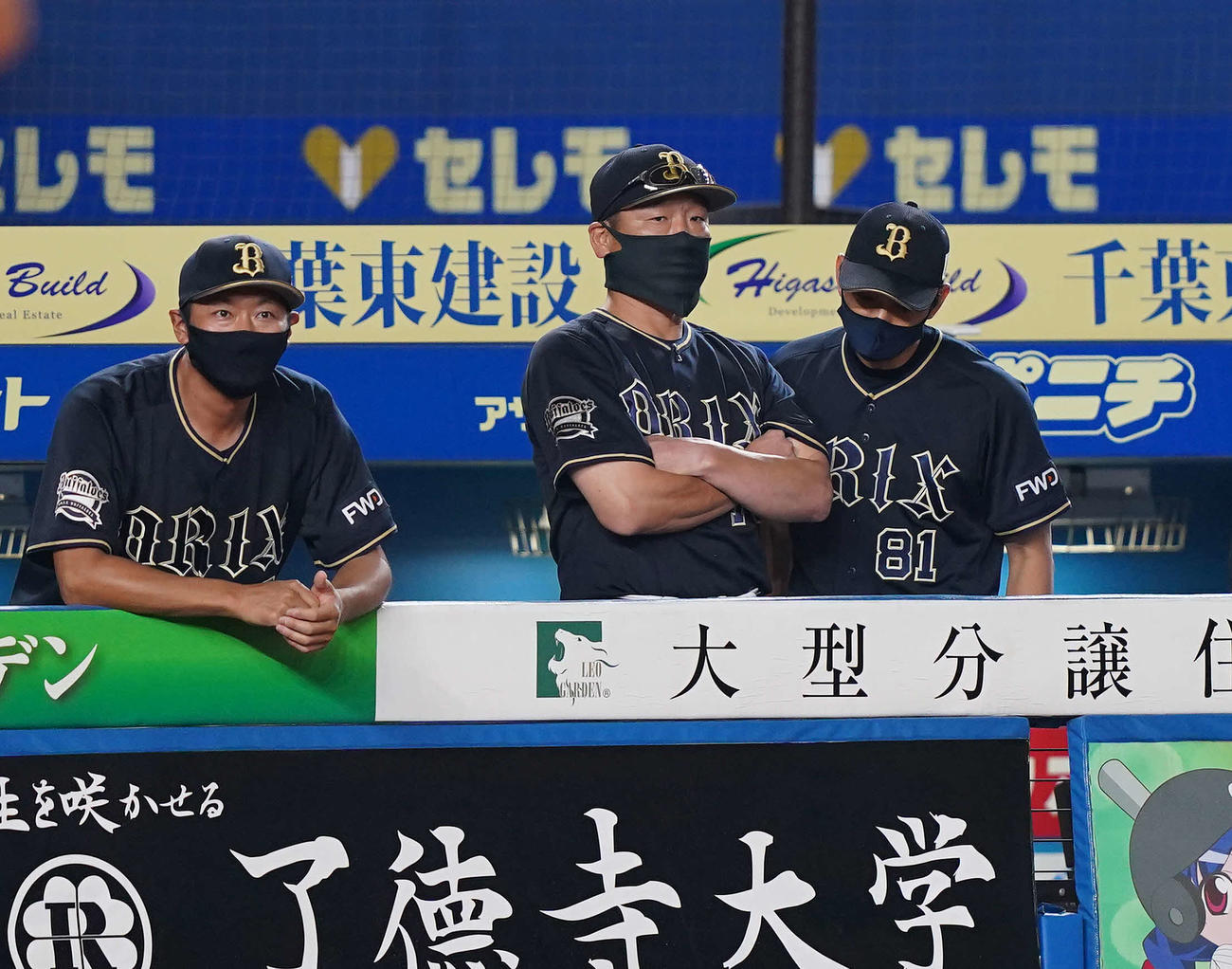 ロッテ対オリックス　険しい表情で腕を組むオリックス中嶋監督代行（中央）（撮影・鈴木みどり）