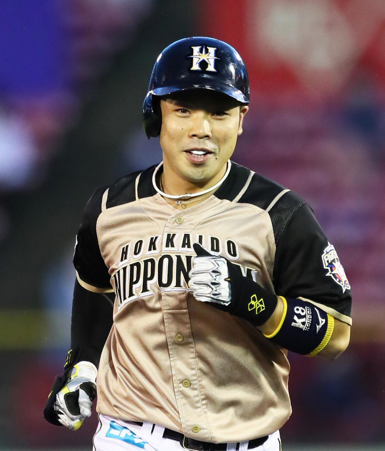 楽天対日本ハム　4回表日本ハム1死、近藤は左越え本塁打を放ち笑顔を見せる（撮影・足立雅史）