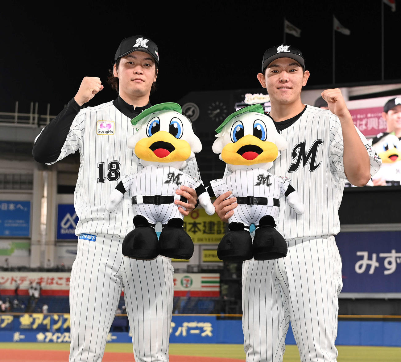 ロッテ対オリックス　完封勝利のロッテ二木（左）は安田とガッツポーズ（撮影・鈴木みどり）