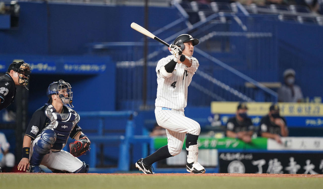 ロッテ対オリックス　4回裏ロッテ無死、右越えソロ本塁打を放つ藤岡（撮影・鈴木みどり）