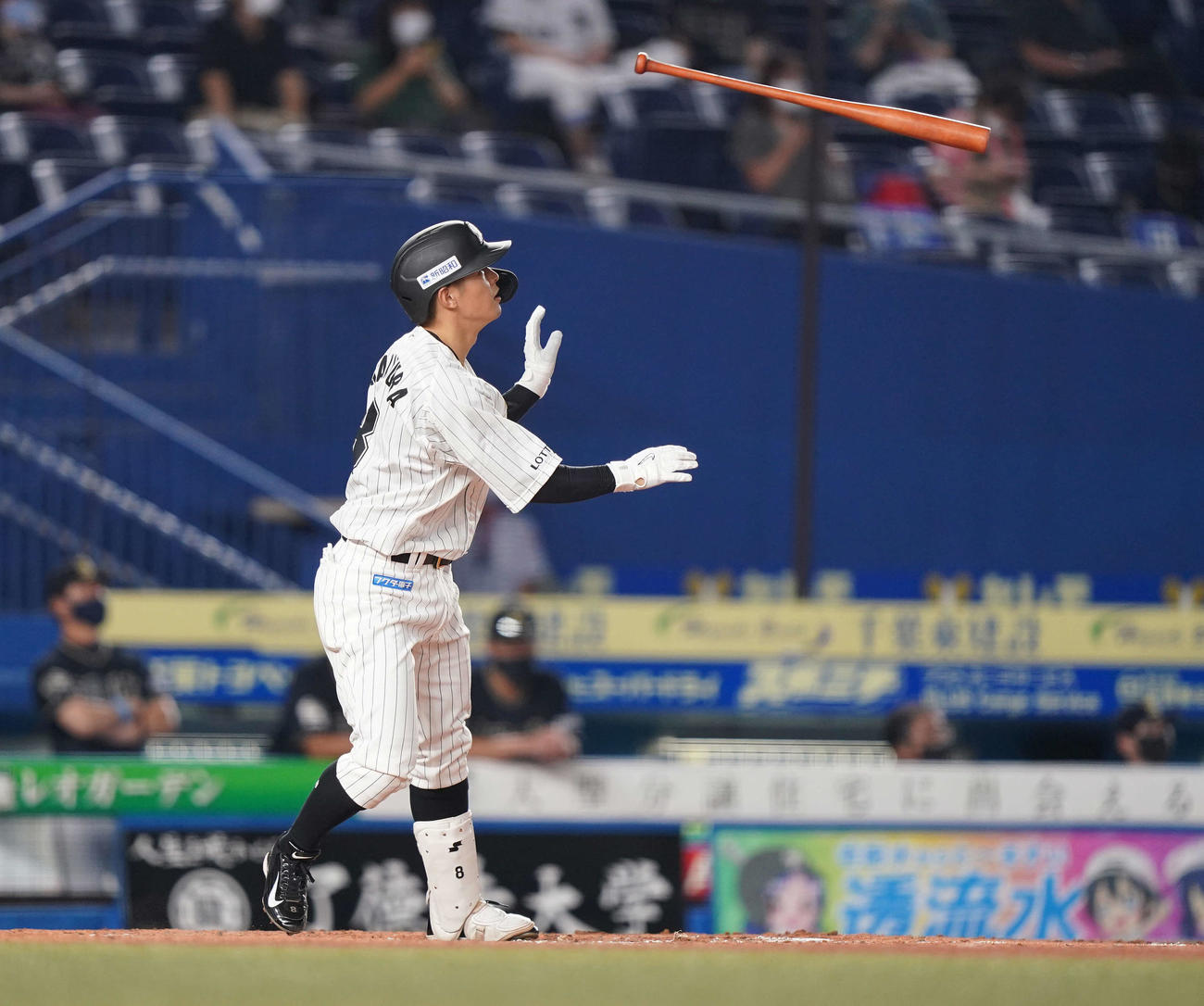 ロッテ対オリックス　5回裏ロッテ無死、左越えソロ本塁打を放つ中村奨（撮影・鈴木みどり）