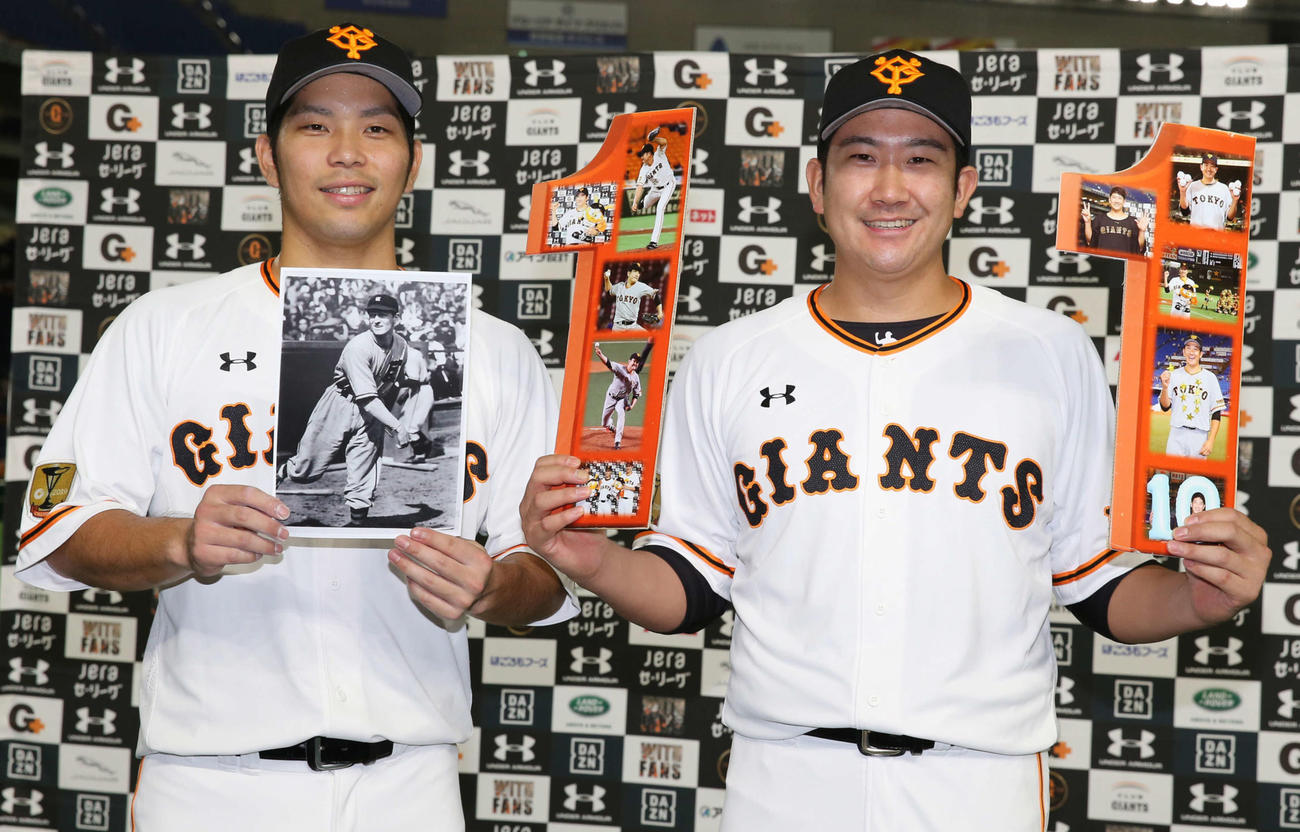 巨人対阪神　開幕から11連勝を達成した巨人菅野（右）は笑顔で記念撮影に納まる。左はスタルヒンの写真を手にする大城（撮影・河野匠）