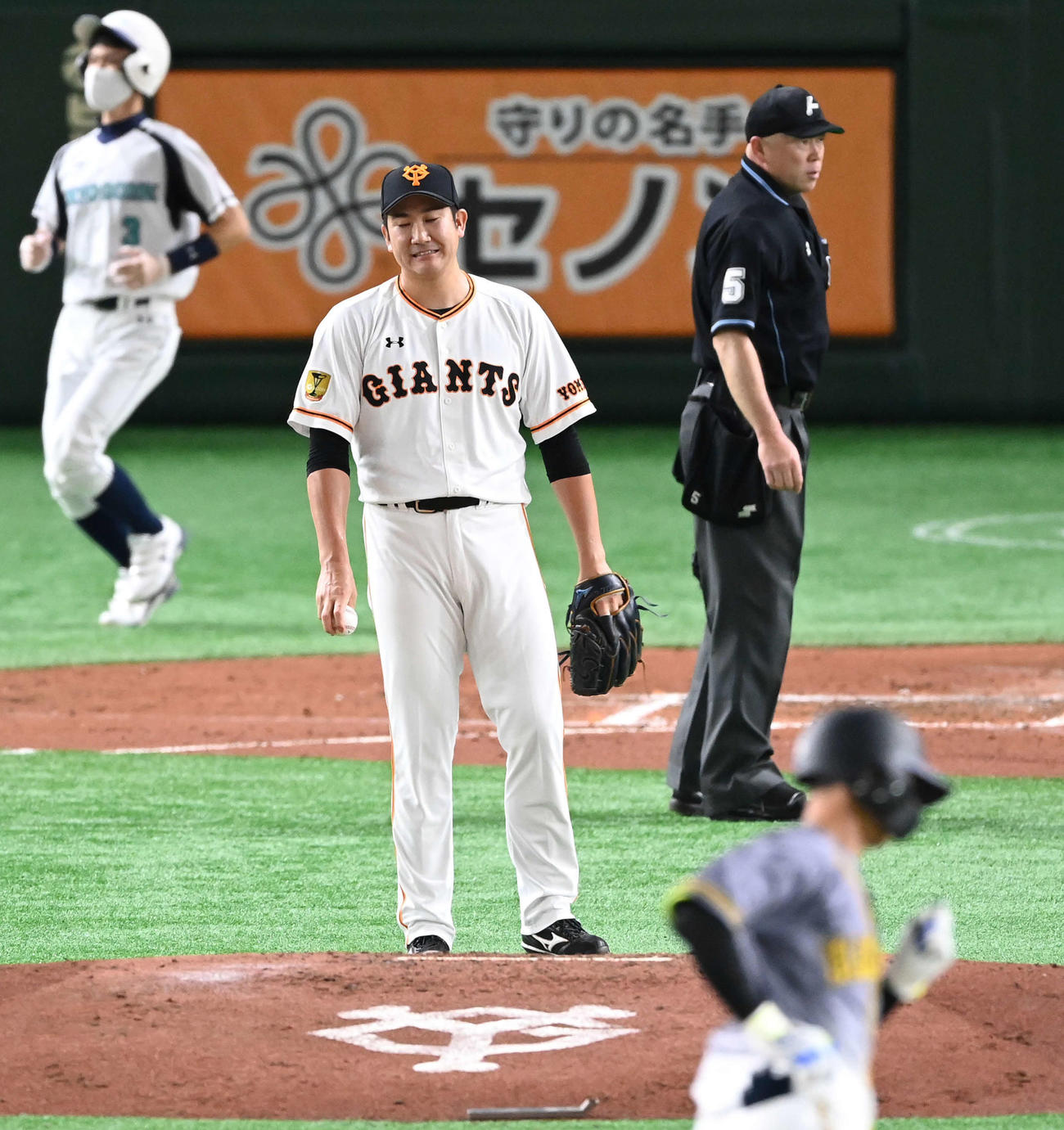 巨人対阪神　3回表阪神2死、近本に右越えソロ本塁打を浴びる菅野（撮影・鈴木みどり）