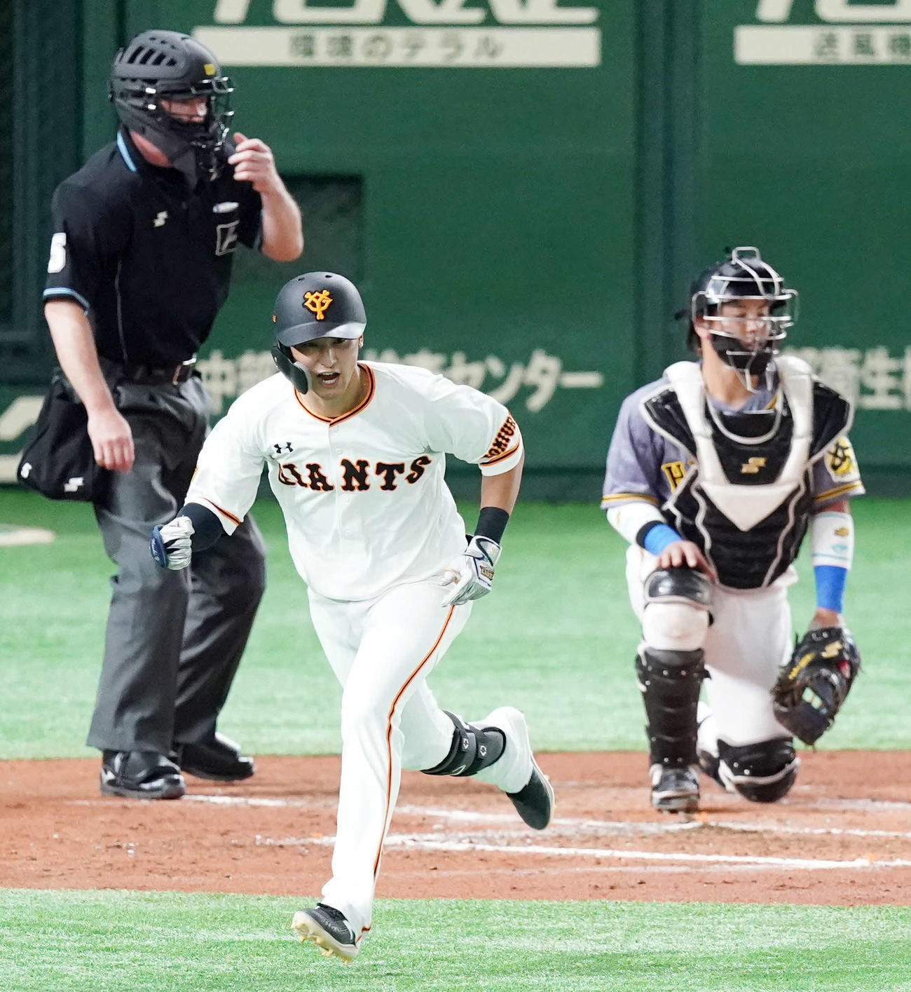 巨人対阪神　2回裏巨人2死一、三塁、同点適時打を放ちガッツポーズする吉川尚（撮影・江口和貴）