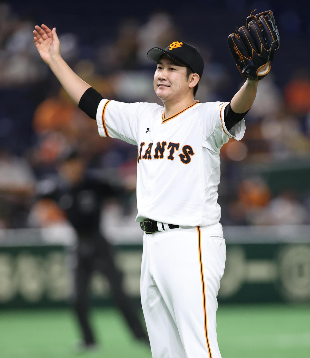 巨人対阪神　4回表阪神2死一、三塁、糸井に対してスイングアピールするも四球となり思わず座り込んでがっくりする菅野（撮影・河野匠）