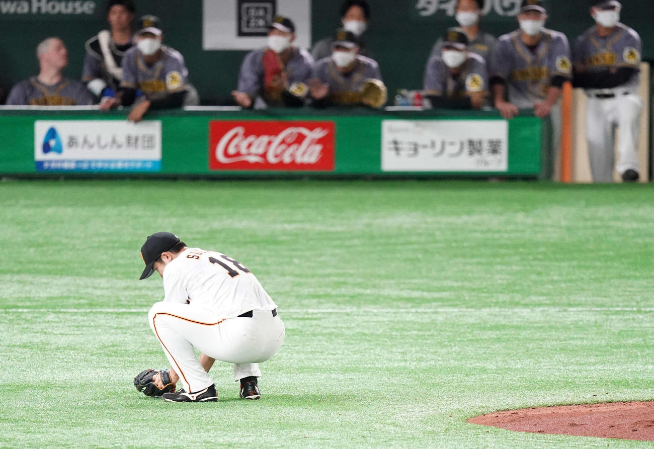 巨人対阪神　4回表阪神2死一、三塁、糸井のスイングが認められず四球で満塁をなり座り込む菅野（撮影・江口和貴）