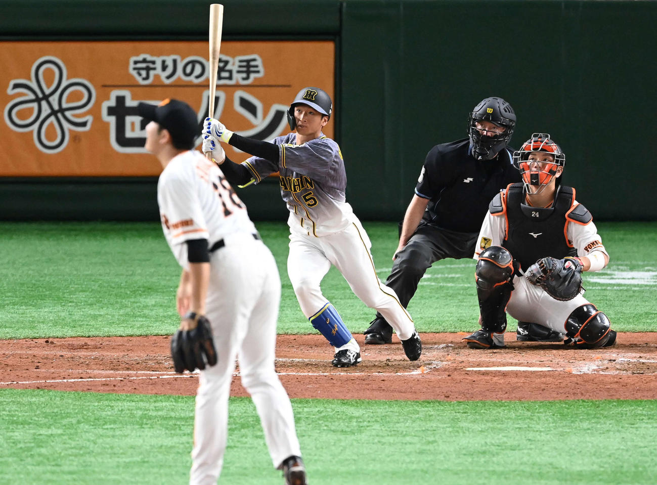 巨人対阪神　5回表阪神1死、右越えソロ本塁打を放つ近本。投手菅野（撮影・鈴木みどり）