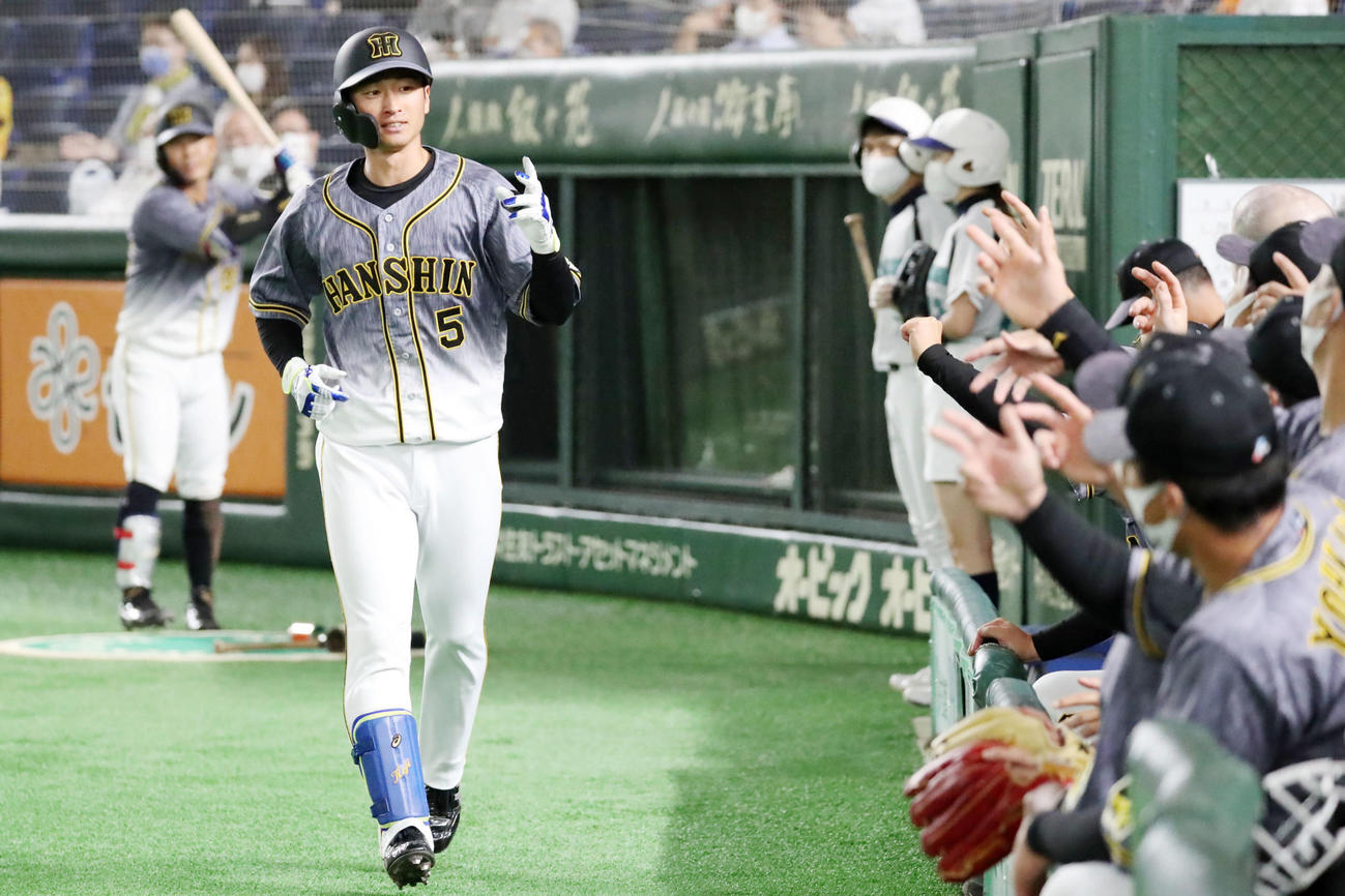 巨人対阪神　5回表阪神1死、近本は2打席連続となる右越え本塁打を放ちベンチのナインとエアタッチする（撮影・加藤哉）