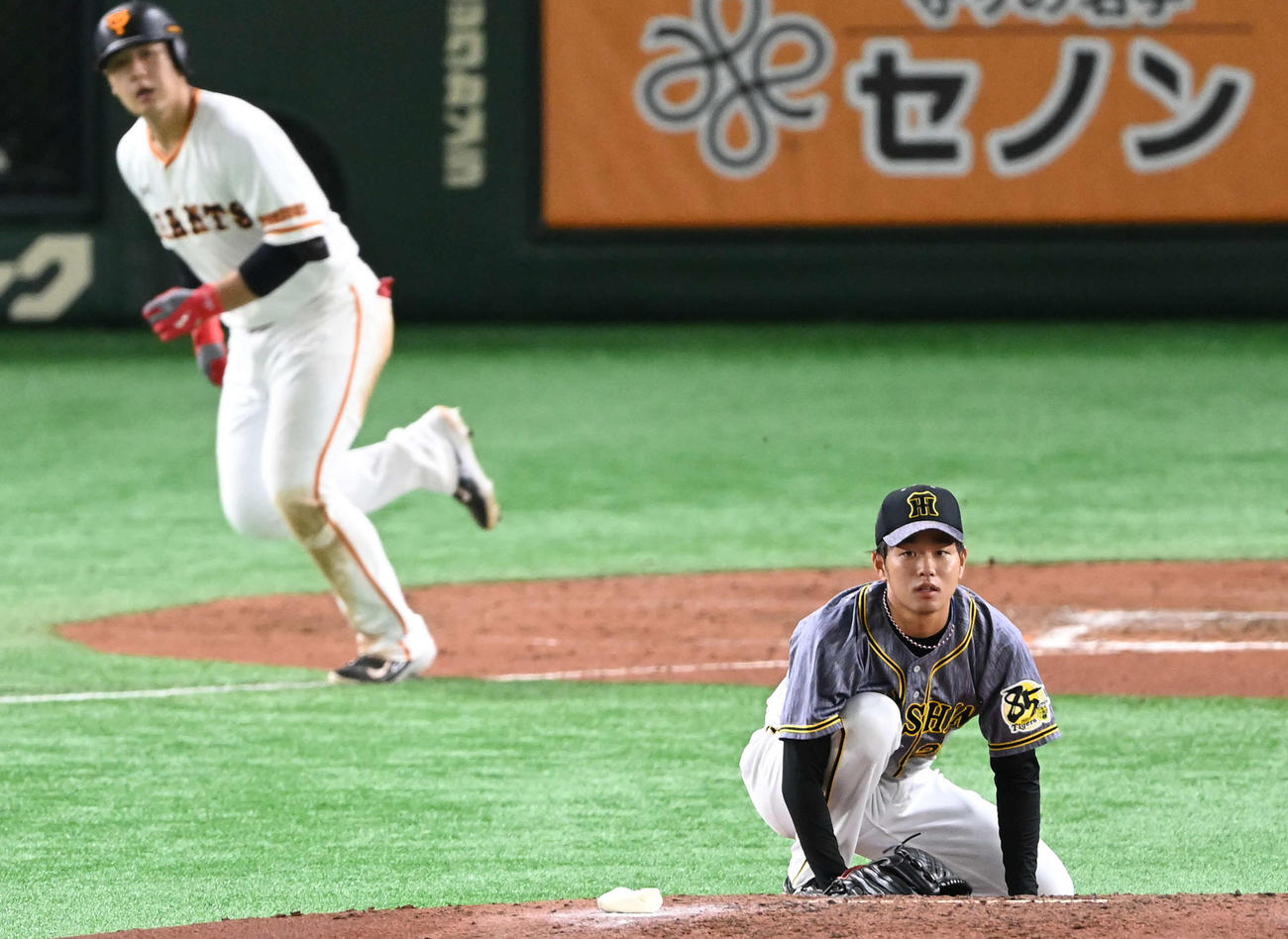 巨人対阪神　6回裏巨人無死一、三塁、岡本に中前適時打を浴びる高橋（撮影・鈴木みどり）