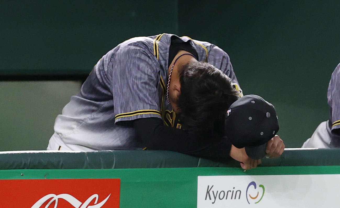 巨人対阪神　6回裏巨人無死満塁、降板を告げられベンチでうなだれる高橋（撮影・河野匠）