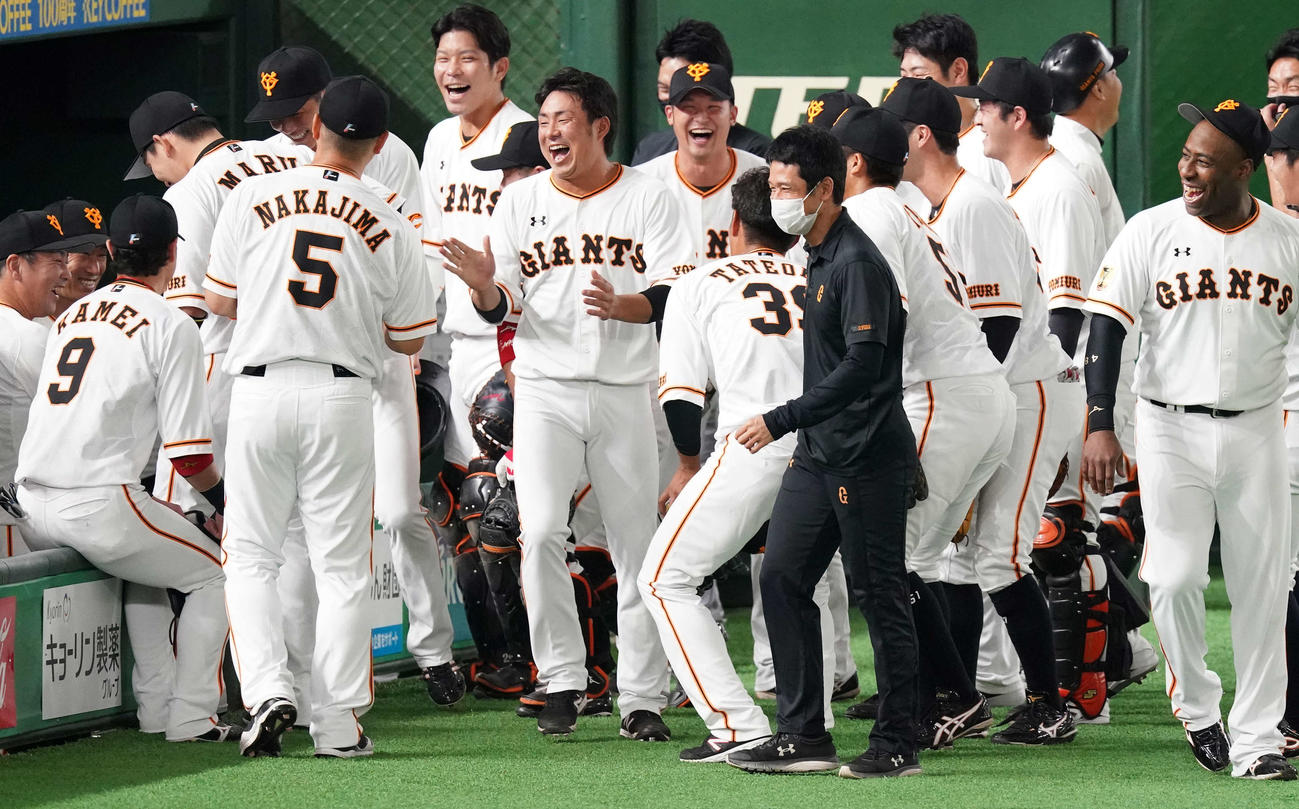 巨人対阪神　試合前、ベンチ前での円陣で声だしした巨人吉川大（中央）（撮影・江口和貴）