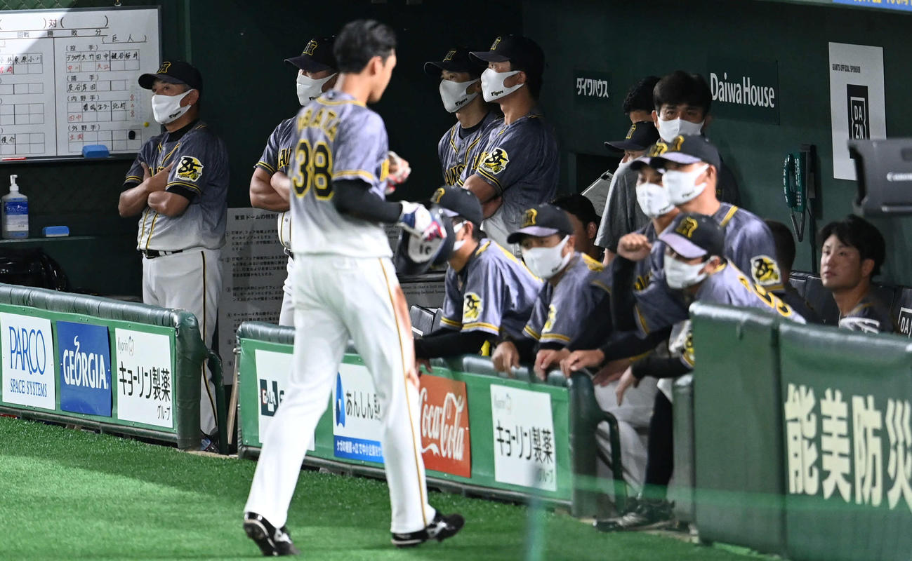 巨人対阪神　7回表阪神無死一、二塁、矢野監督（後方中央）は重盗を狙って三塁で憤死した小幡（手前）に視線を送らない（撮影・山崎安昭）