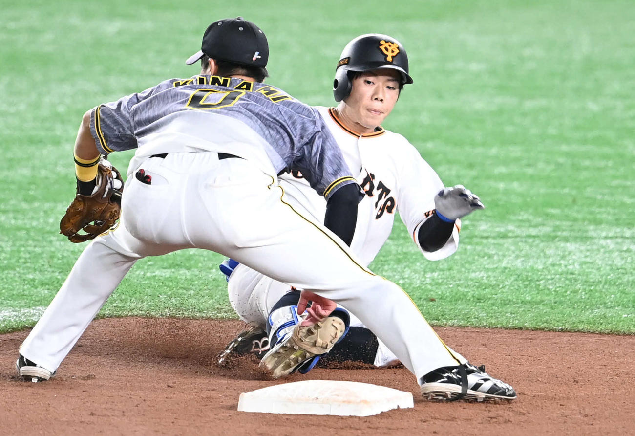 巨人対阪神　6回裏巨人無死、二塁打を放ち勢いyくすべりこむ松原（右）。遊撃手木浪（撮影・山崎安昭）