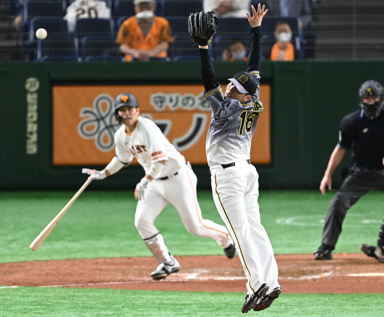 巨人対阪神　8回裏巨人2死一、二塁、大城に中前適時打を浴びる馬場（撮影・鈴木みどり）