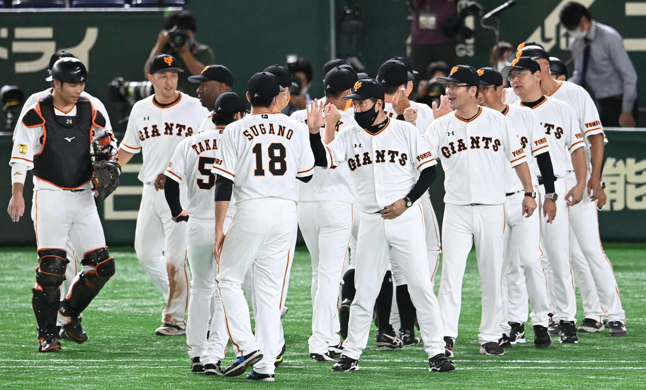 巨人対阪神　マジック38を点灯させた巨人原監督（中央）は菅野とエアタッチ（撮影・山崎安昭）