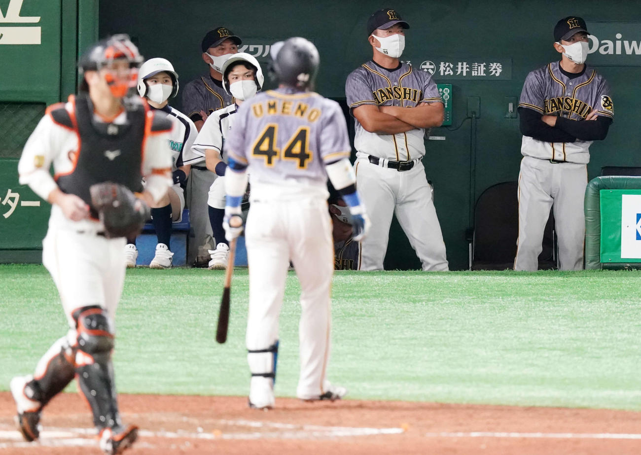 巨人対阪神　9回表阪神2死一、三塁、梅野（手前右）が見逃しの三振に倒れ試合終了となり厳しい表情の矢野監督（右端）（撮影・江口和貴）