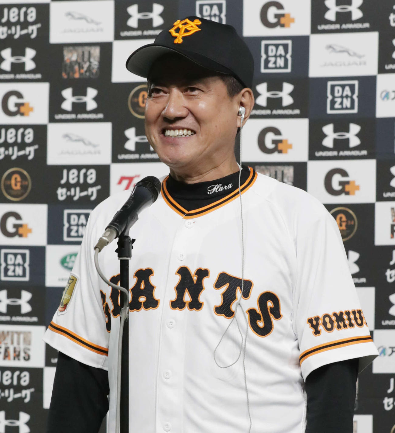 巨人対阪神　阪神を下しM38を点灯させた巨人原監督は笑顔でインタビューに応じる（撮影・河野匠）