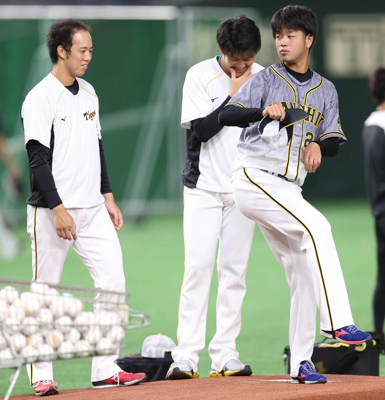 巨人対阪神　試合前、マウンドを確認する阪神高橋（右）。左から青柳、岩貞（撮影・河野匠）