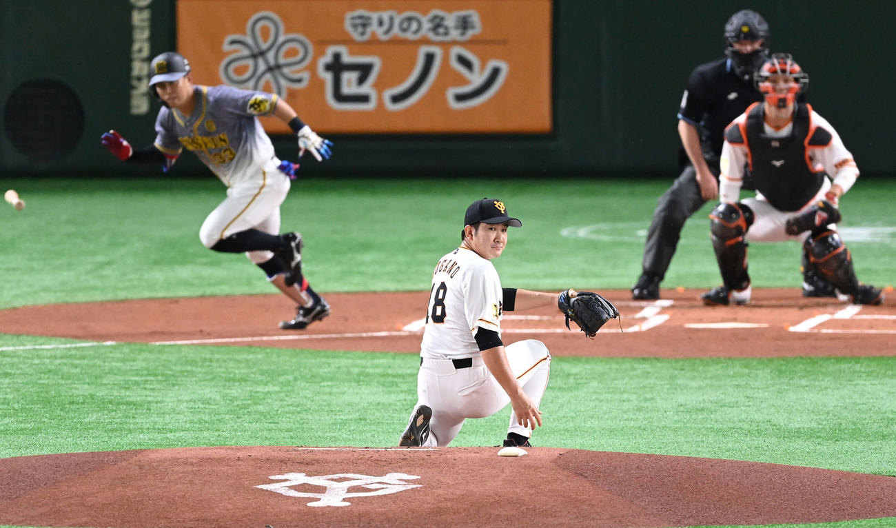 巨人対阪神　1回表阪神1死二塁、糸原に先制の中前適時打を浴びる菅野（撮影・鈴木みどり）