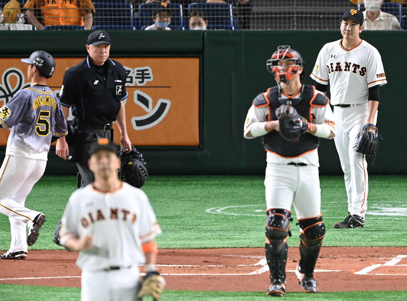 巨人対阪神　1回表阪神1死二塁、糸原に先制の中前適時打を浴びる菅野（撮影・鈴木みどり）