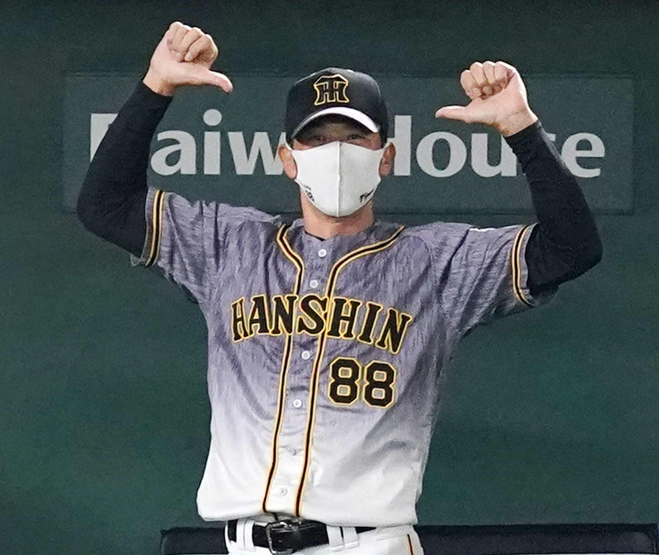 巨人対阪神　1回表阪神1死二塁、先制適時打を放った糸原にポーズを見せる矢野監督（撮影・江口和貴）