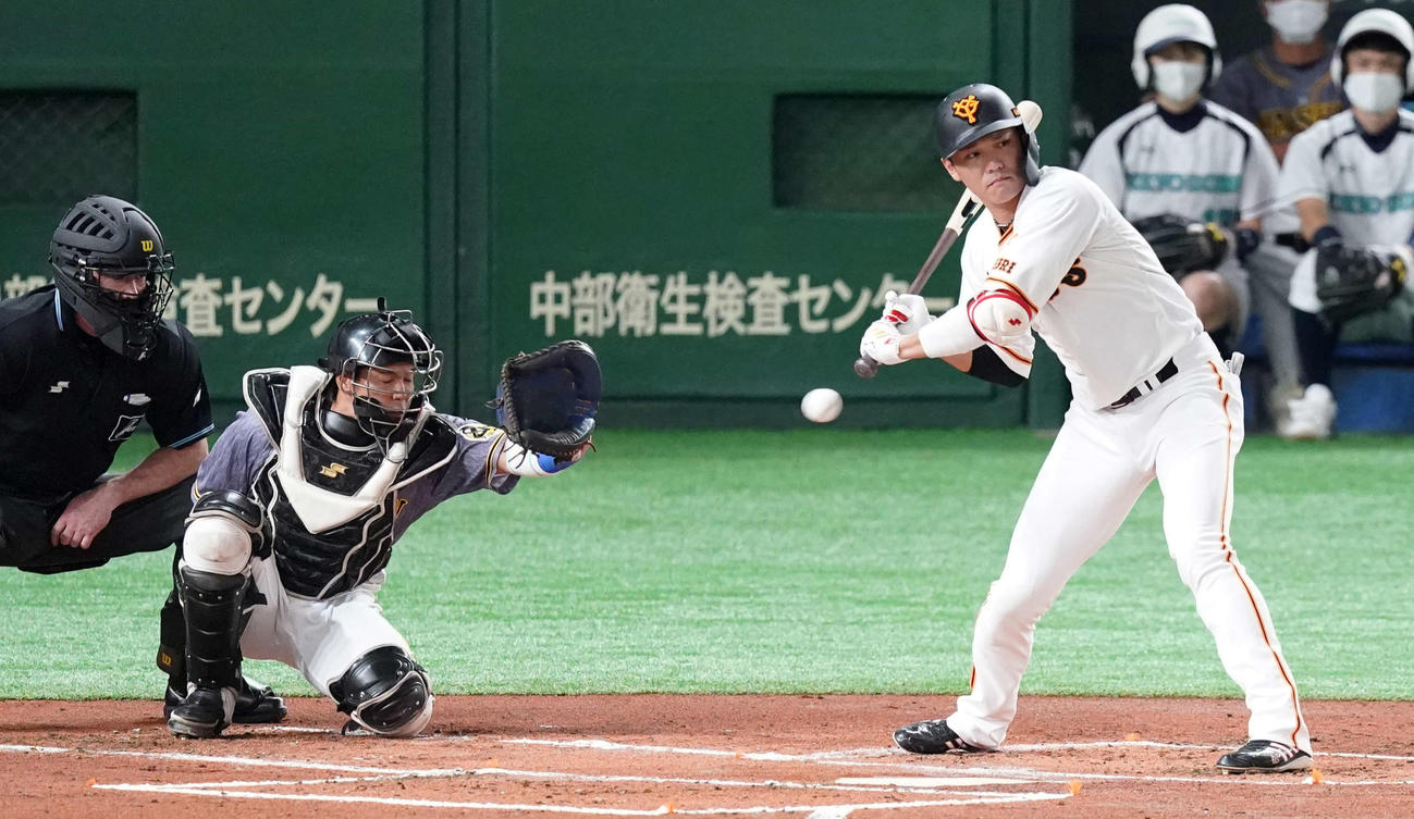 巨人対阪神　1回裏巨人無死、見逃しの三振に倒れる坂本（撮影・江口和貴）