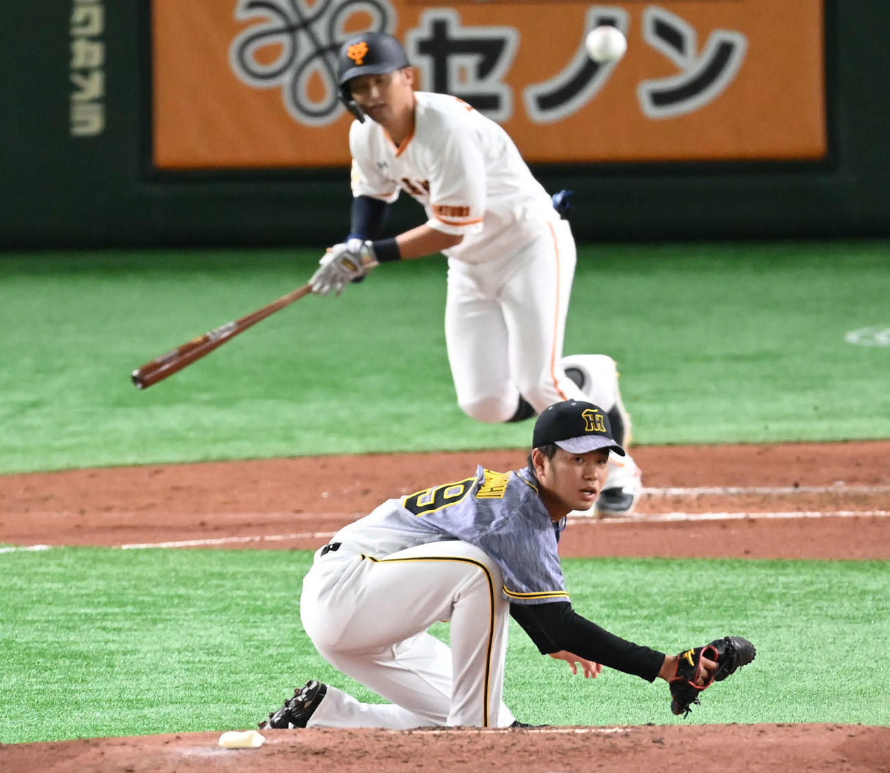 巨人対阪神　2回裏巨人2死一、三塁、吉川尚に中前適時打を浴びる高橋（撮影・鈴木みどり）