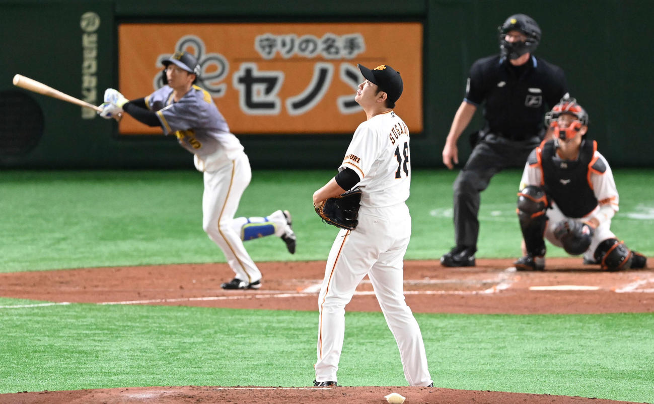 巨人対阪神　3回表阪神2死、近本に右越えソロ本塁打を浴びる菅野（撮影・鈴木みどり）