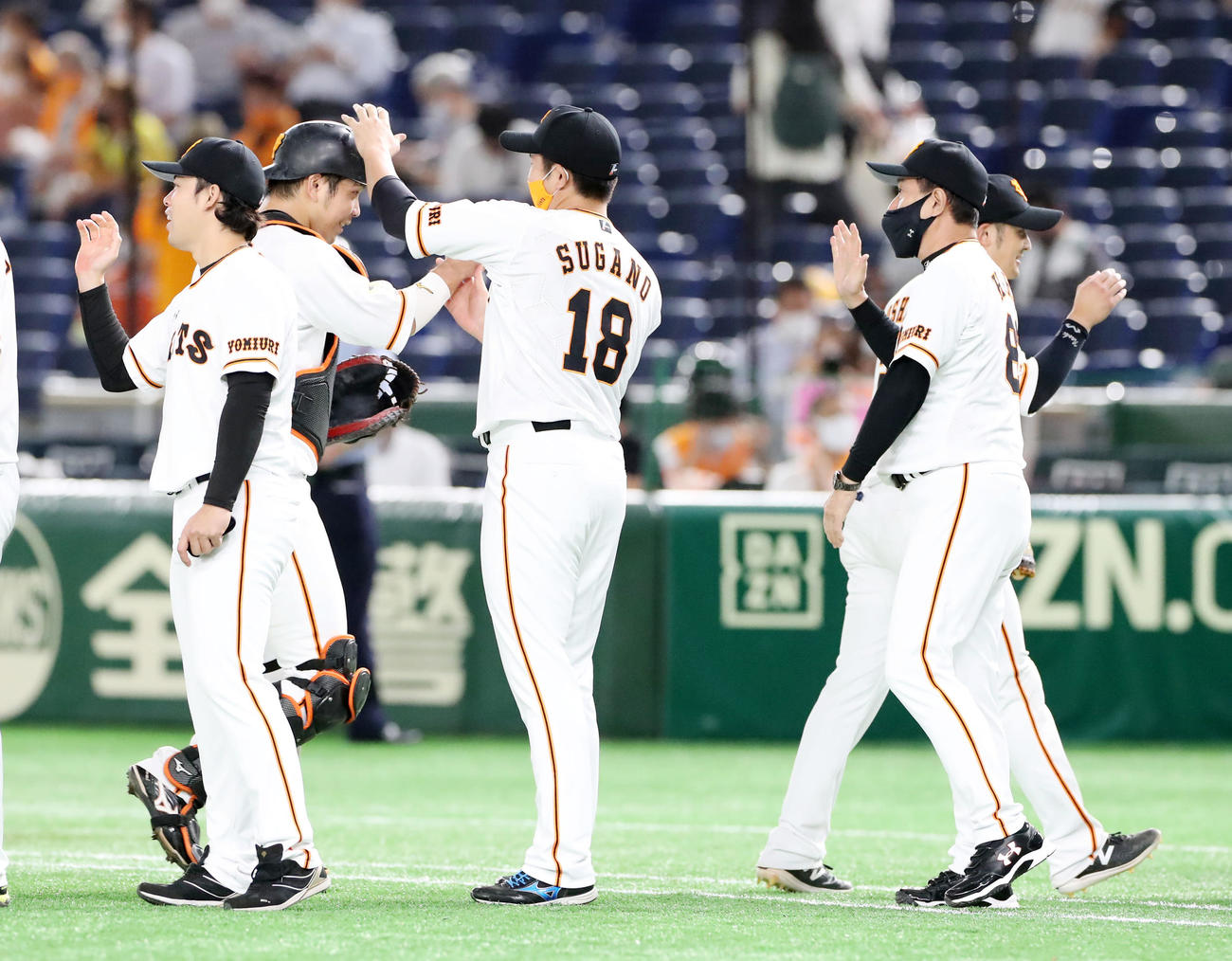 巨人対阪神　阪神に勝利してマジック38を点灯し大城（左）を出迎える菅野、右は原監督（撮影・加藤哉）