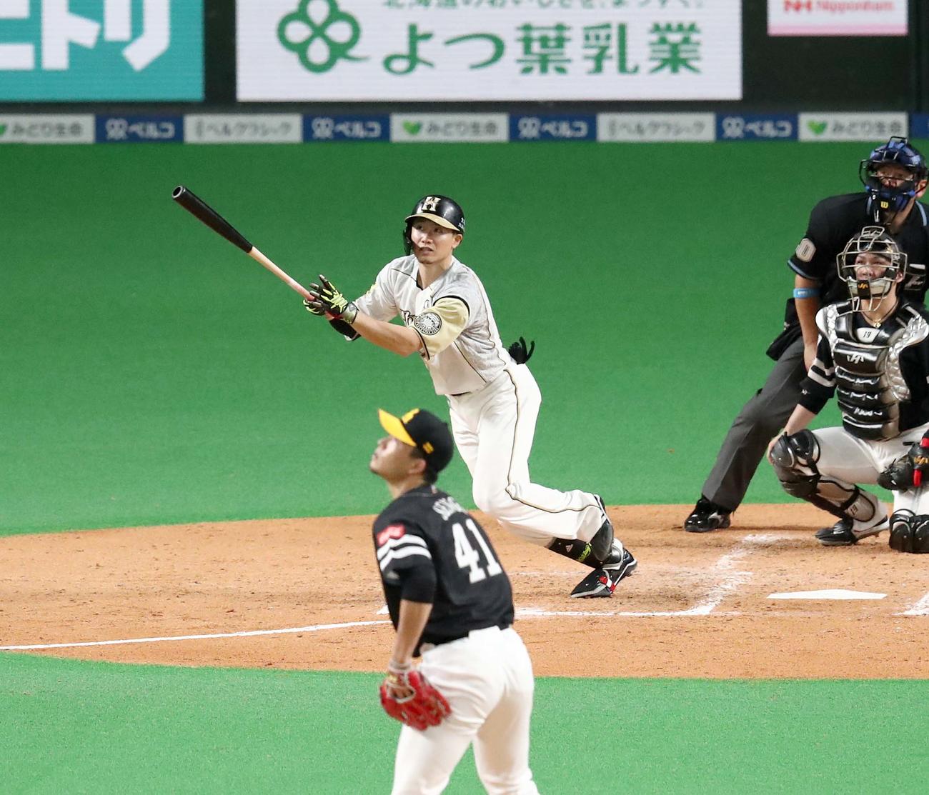 日本ハム対ソフトバンク　2回裏日本ハム1死満塁、右越え2点適時二塁打を放つ西川（撮影・黒川智章）