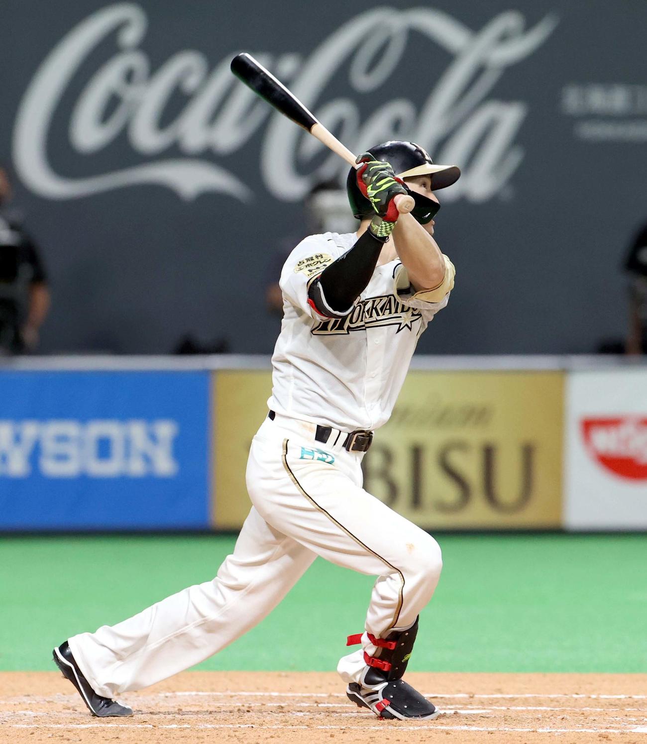 日本ハム対ソフトバンク　2回裏日本ハム1死満塁、西川は先制となる適時二塁打を放つ（撮影・佐藤翔太）