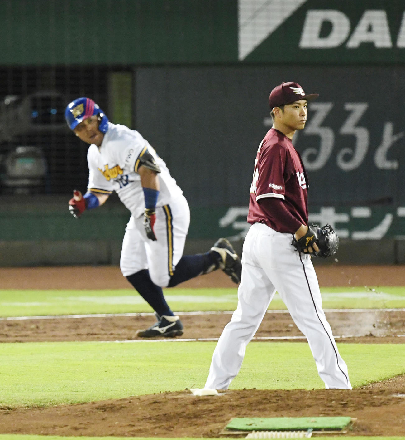 オリックス対楽天　2回裏オリックス1死一、三塁、大下に左越え3点本塁打を打たれがっくりする辛島（撮影・前岡正明）
