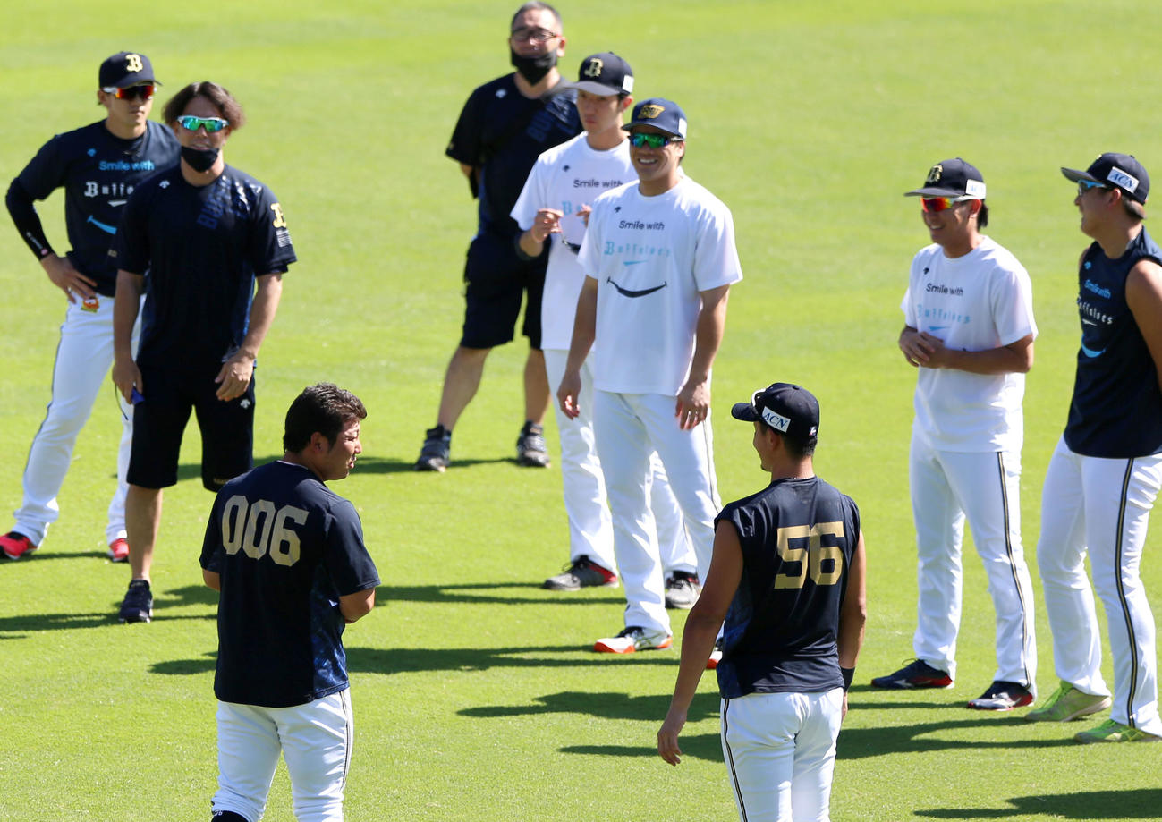1軍合流のオリックス大下（手前左）は試合前の練習でナインから祝福される（撮影・上山淳一）