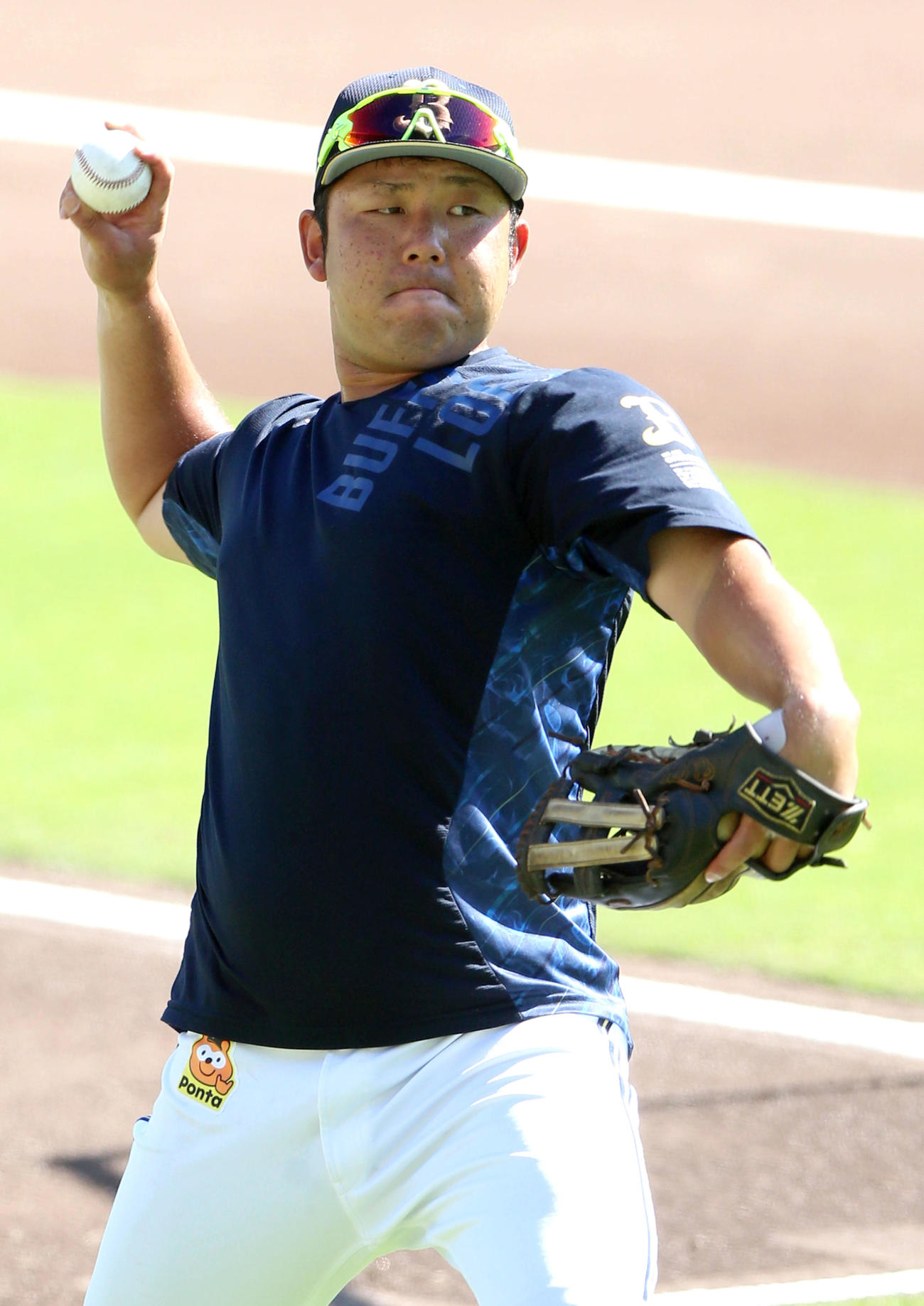 1軍合流の大下は試合前の練習でキャッチボールする（撮影・上山淳一）