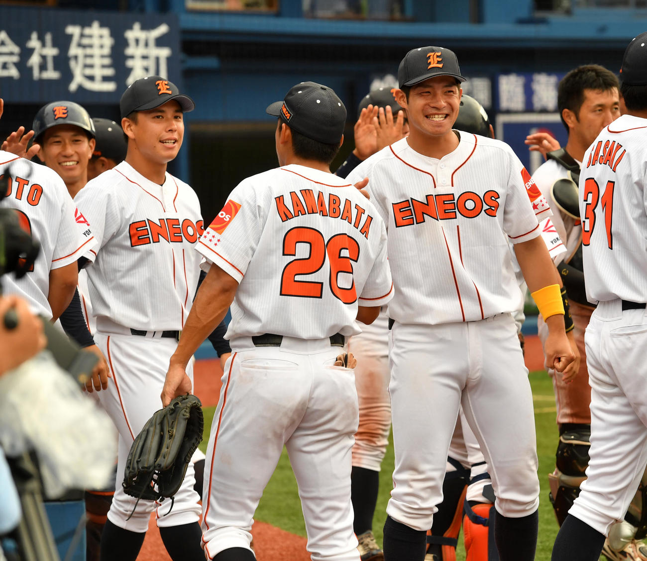 ENEOS対東芝　勝利したENEOS・藤井（左から2人目）はナインは喜びのハイタッチする（撮影・柴田隆二）